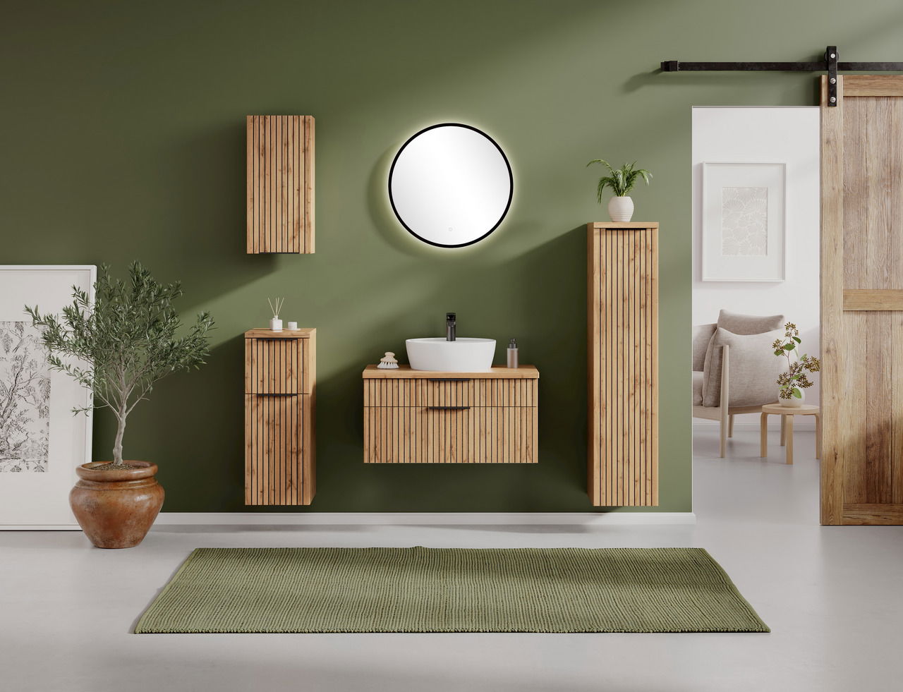 Runder Spiegel an einer grünen Wand in einem stilvollen Badezimmer mit Holzschränken und moderner Einrichtung, Frontalansicht.