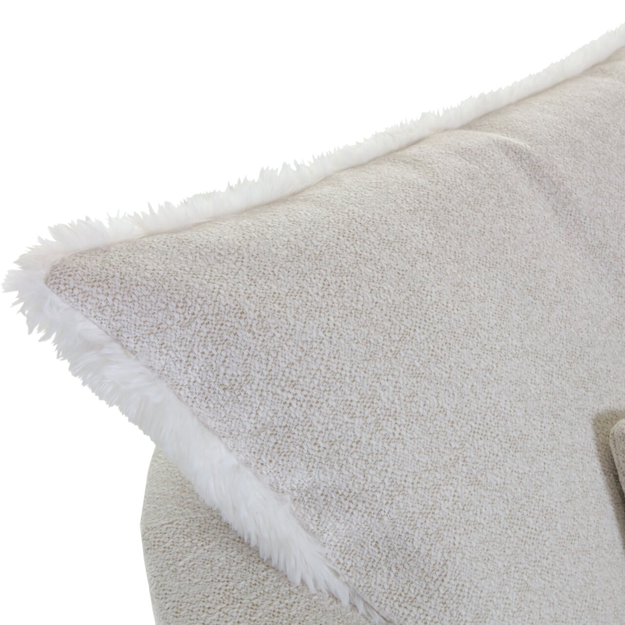 Nahaufnahme eines Sessels mit weichem, hellbeigem Stoffbezug und flauschigem Rand, seitliche Perspektive.