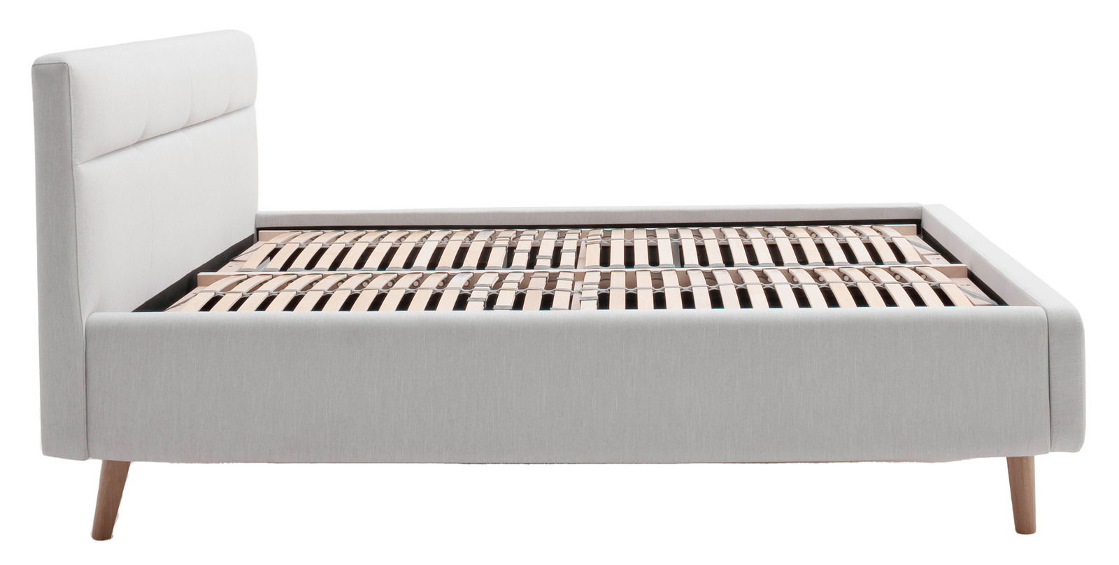 Seitliche Ansicht eines modernen Polsterbetts in hellem Grau mit Holzlattenrost und schrägen Holzfüßen.