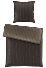 Dieter Knoll Wendebettwäsche in dunklem Braun mit feinen Streifen, Ansicht von oben.