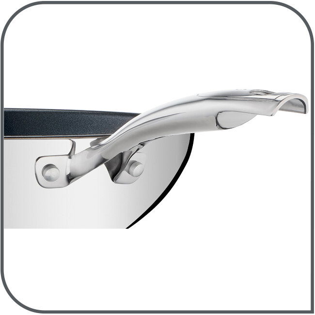 Nahaufnahme eines glänzenden Edelstahlgriffs einer Pfanne, seitliche Perspektive