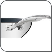 Nahaufnahme eines glänzenden Edelstahlgriffs einer Pfanne, seitliche Perspektive