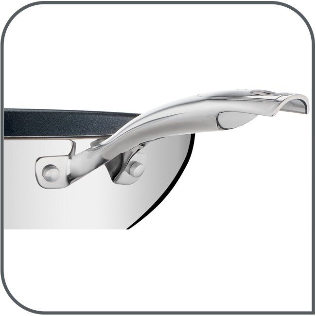 Nahaufnahme eines glänzenden Edelstahlgriffs einer Pfanne, seitliche Perspektive