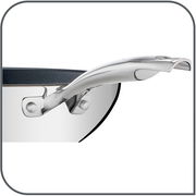 Nahaufnahme eines glänzenden Edelstahlgriffs einer Pfanne, seitliche Perspektive