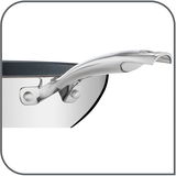 Nahaufnahme eines glänzenden Edelstahlgriffs einer Pfanne, seitliche Perspektive