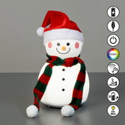 Schneemann-Akku-Tischleuchte mit roter Mütze und gestreiftem Schal, frontal abgebildet, mit RGBW-Farbwechsel und Touch-Bedienung.