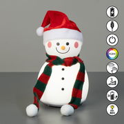 Schneemann-Akku-Tischleuchte mit roter Mütze und gestreiftem Schal, frontal abgebildet, mit RGBW-Farbwechsel und Touch-Bedienung.