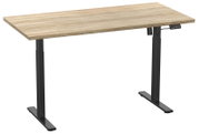 Elektrisch höhenverstellbarer Schreibtisch mit heller Holzplatte und schwarzem T-Fuß-Gestell, Seitenansicht in leichter Perspektive von vorn rechts