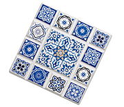 Untersetzer MARRAKESCH Kreuz mit blau-weißen Mosaikmustern, schräg von oben fotografiert.