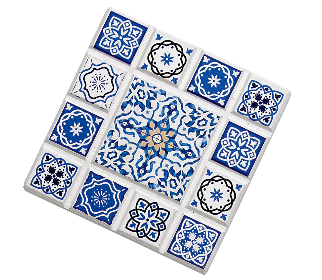 Onderzetter MARRAKESCH met kruis en blauw-witte mozaïekpatronen, schuin van bovenaf gefotografeerd.
