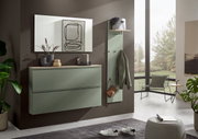 Moderne halinrichting met een aan de muur bevestigde schoenenkast in saliegroen en een kapstokpaneel met legplank en haken, zijaanzicht in een lichte hal