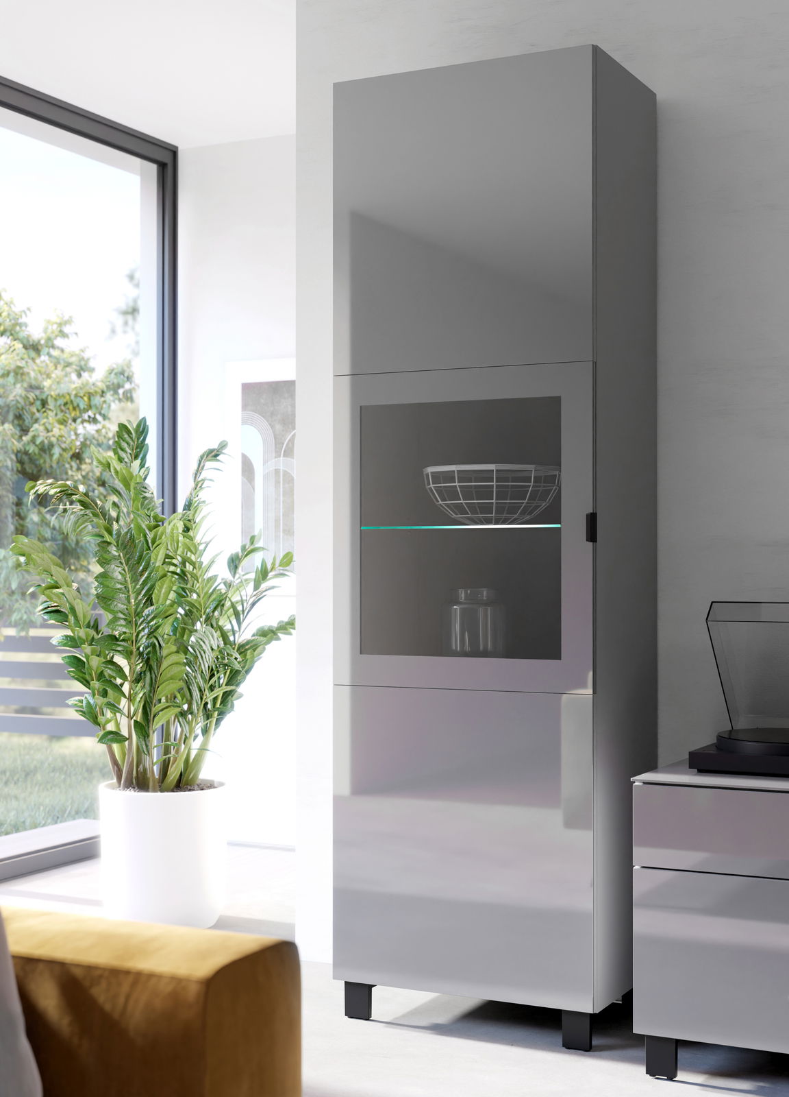 Moderne graue Vitrine in einem hellen Raum, seitliche Perspektive, mit Glasfront und dekorativen Objekten im Inneren.