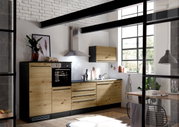 Moderne Küchenzeile in Holzoptik mit eingebautem Backofen und Dunstabzugshaube, seitliche Perspektive