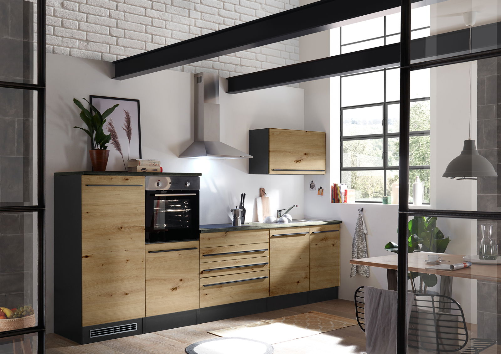 Moderne Küchenzeile in Holzoptik mit eingebautem Backofen und Dunstabzugshaube, seitliche Perspektive