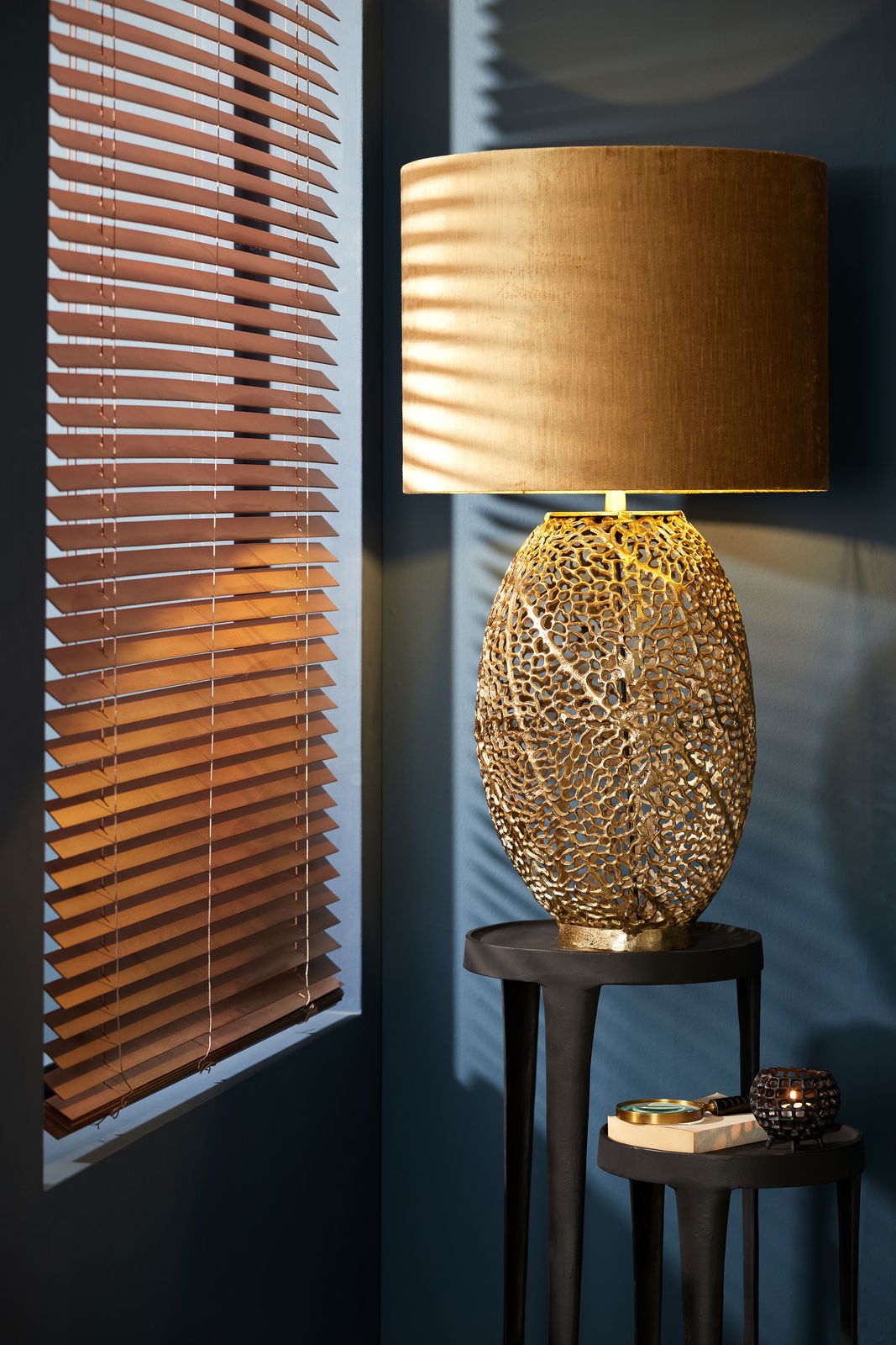 Light&Living Lampemschirm GEMSTONE Goldener Lampenschirm Zylinder auf kunstvollem, durchbrochenem Lampenfuß, seitliche Perspektive