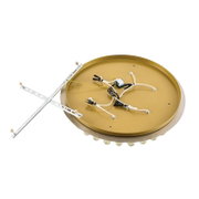Achterkant van een ronde plafondlamp met zichtbare kabels en bevestigingselementen.
