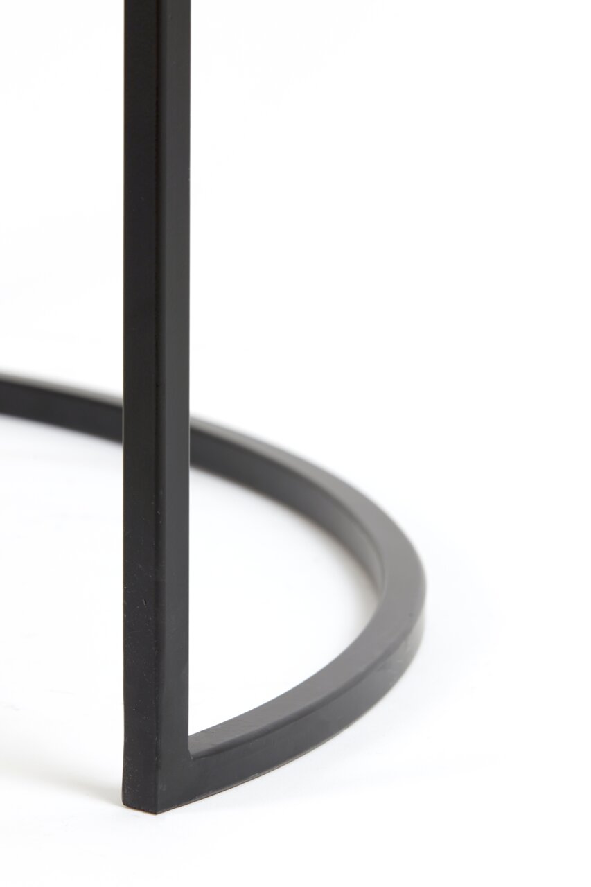Nahaufnahme eines schwarzen Metallgestells eines Couchtisches, perspektivisch von der Seite aufgenommen.