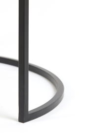 Nahaufnahme eines schwarzen Metallgestells eines Couchtisches, perspektivisch von der Seite aufgenommen.