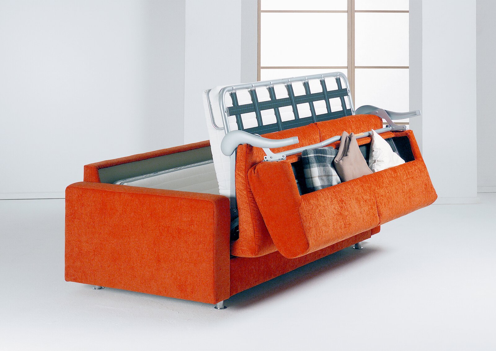 Orangefarbenes Schlafsofa mit geöffnetem Klappmechanismus und integriertem Stauraum für Kissen, aus schräger Vorderansicht gezeigt