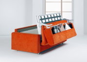 Orangefarbenes Schlafsofa mit geöffnetem Klappmechanismus und integriertem Stauraum für Kissen, aus schräger Vorderansicht gezeigt