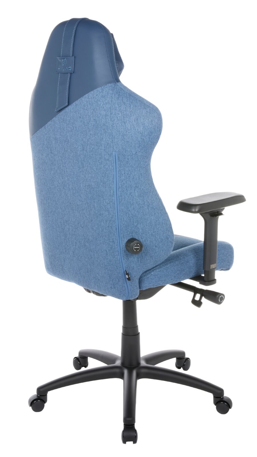Rückansicht eines blauen Gaming-Stuhls mit verstellbaren Armlehnen und ergonomischem Design.