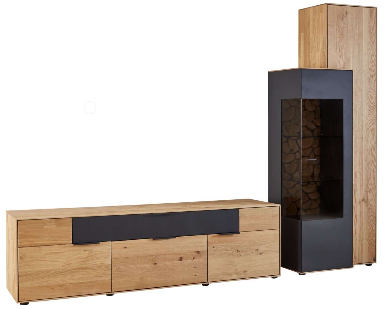 Moderne Wandkombination aus Holz und schwarzem Material, bestehend aus einem niedrigen Sideboard und einem hohen Schrank mit Glastür, Perspektive von vorne.