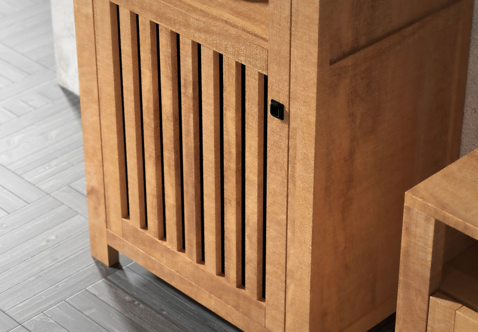 Nahaufnahme eines hölzernen Highboards mit vertikalen Lamellen und seitlicher Perspektive.