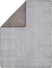 Graue Felldecke mit umgeschlagener Ecke, Draufsicht