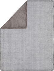 Graue Felldecke mit umgeschlagener Ecke, Draufsicht