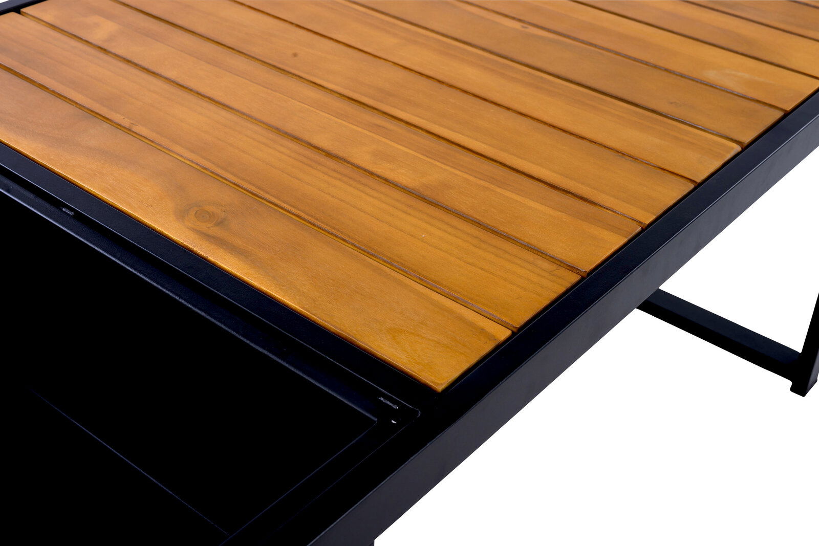 Nahaufnahme eines Lounge-Tisches mit Holzlatten und schwarzem Metallrahmen, von oben betrachtet.