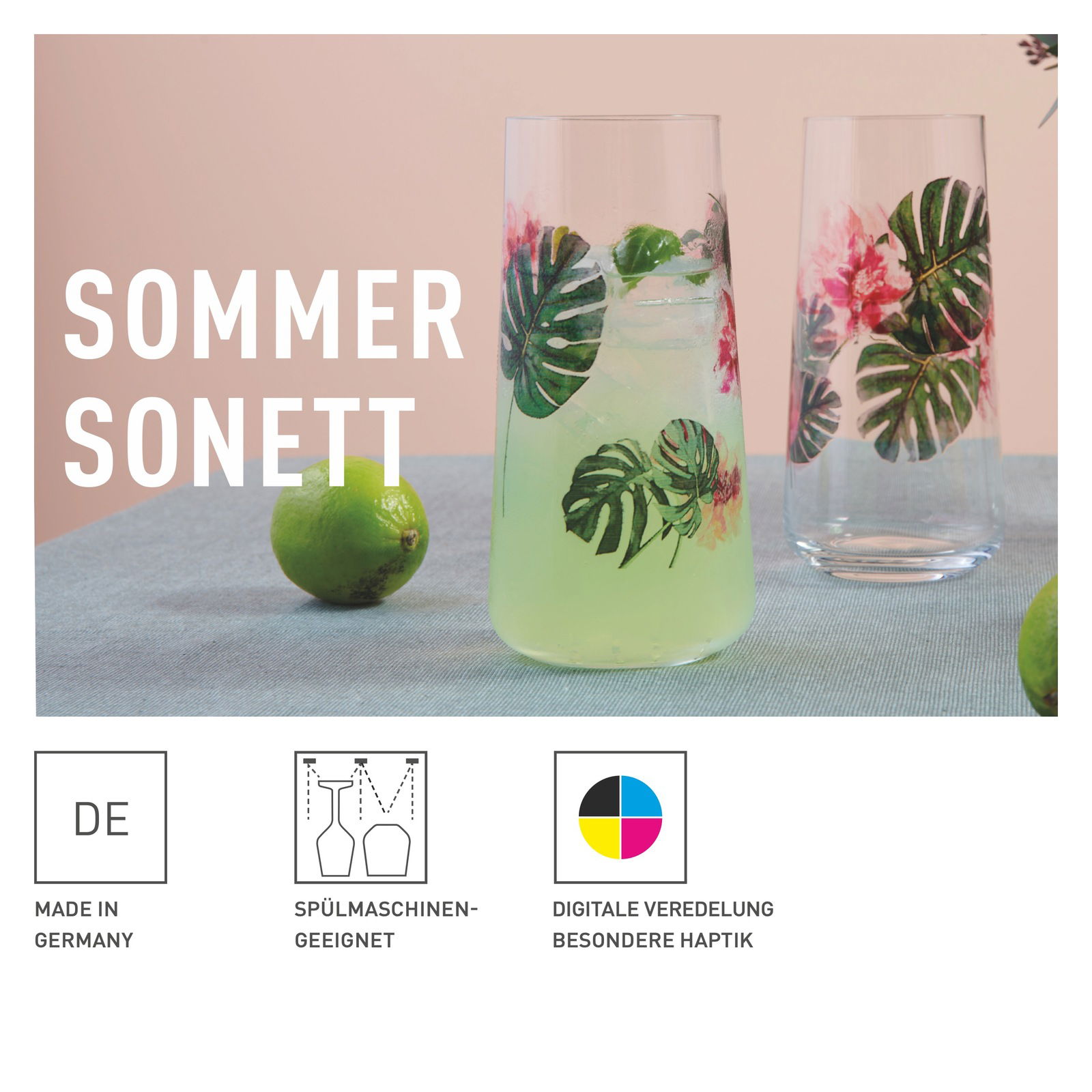 Zwei Longdrinkbecher mit tropischem Blatt- und Blumenmuster, gefüllt mit einem Getränk, auf einem Tisch mit Limetten. Vorderansicht.