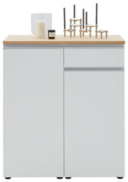 Frontansicht einer weißen Kombi-Kommode mit Holzplatte, dekoriert mit Kerzen und einem modernen Kerzenhalter.