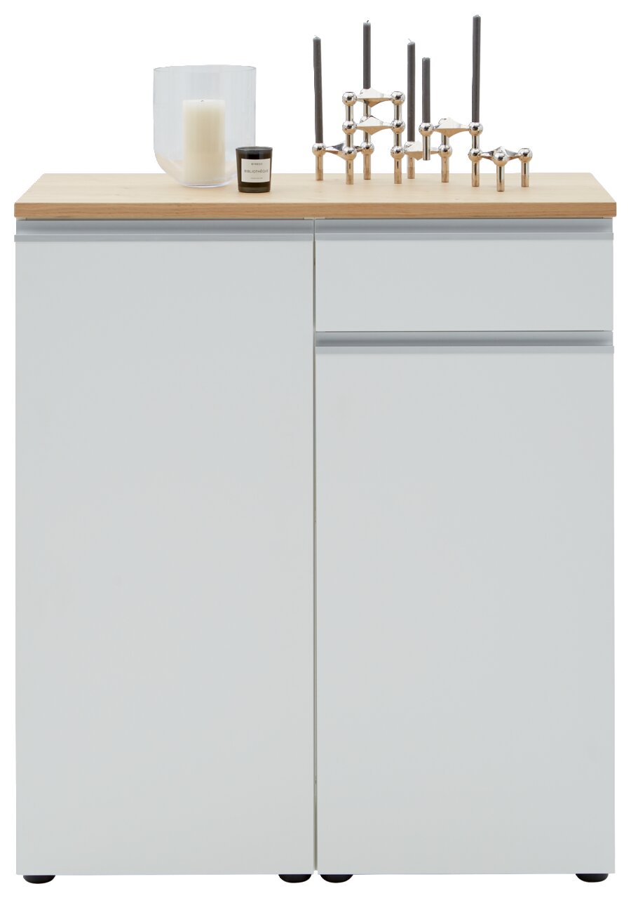 Frontansicht einer weißen Kombi-Kommode mit Holzplatte, dekoriert mit Kerzen und einem modernen Kerzenhalter.
