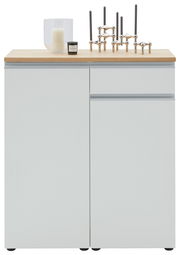 Frontansicht einer weißen Kombi-Kommode mit Holzplatte, dekoriert mit Kerzen und einem modernen Kerzenhalter.