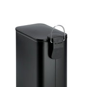 Schwarzer Treteimer mit Soft-Close-Mechanismus, seitliche Perspektive