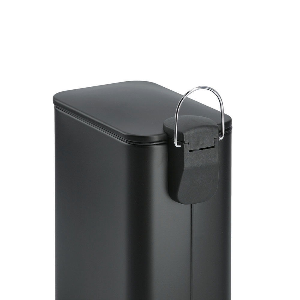 Schwarzer Treteimer mit Soft-Close-Mechanismus, seitliche Perspektive