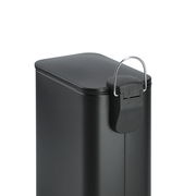 Schwarzer Treteimer mit Soft-Close-Mechanismus, seitliche Perspektive