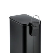 Schwarzer Treteimer mit Soft-Close-Mechanismus, seitliche Perspektive