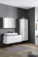 Modernes Waschtisch-Set in einem stilvollen Badezimmer mit dunkler Tapete und Holzfußboden, aus der Perspektive von vorne betrachtet.