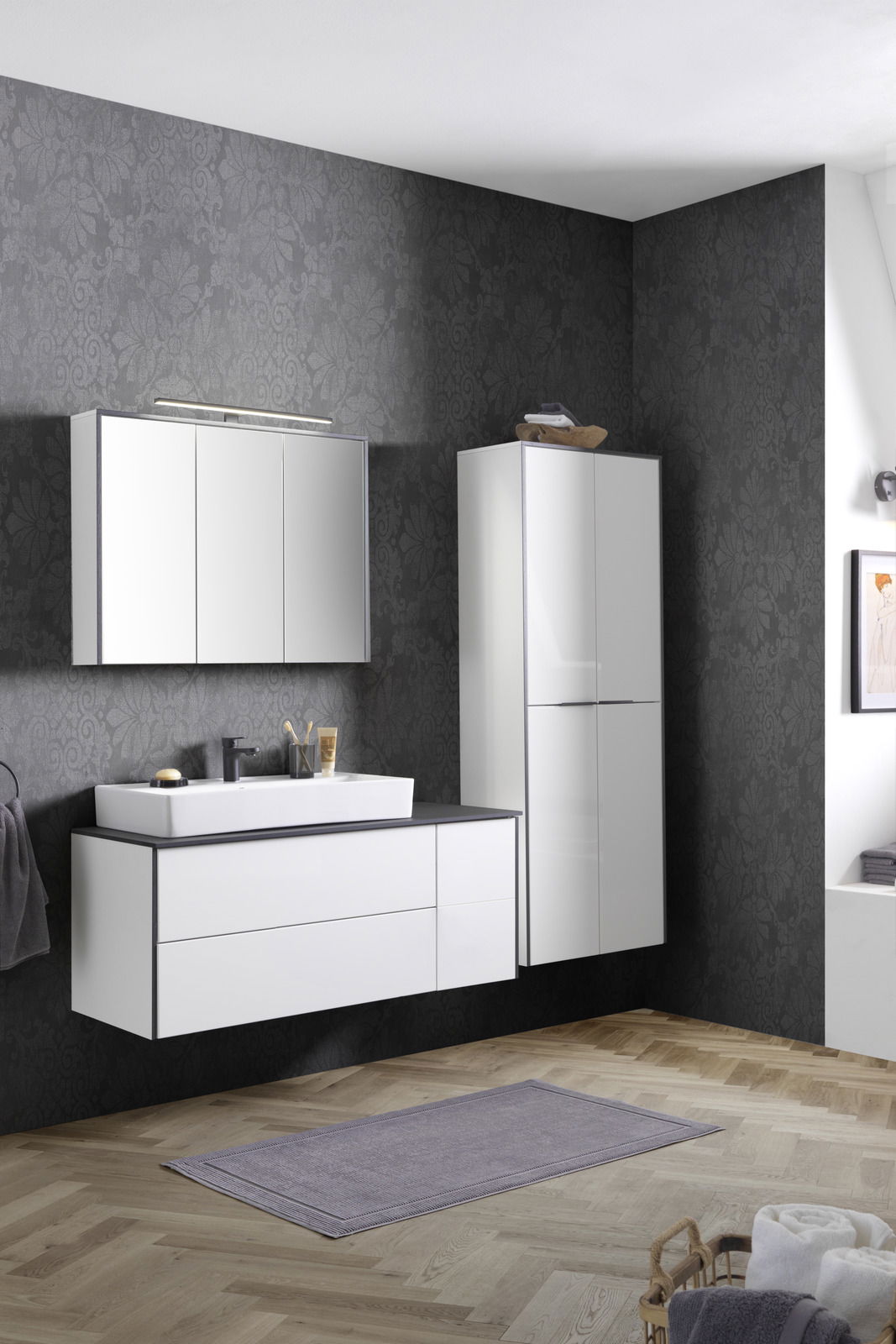 Modernes Waschtisch-Set in einem stilvollen Badezimmer mit dunkler Tapete und Holzfußboden, aus der Perspektive von vorne betrachtet.