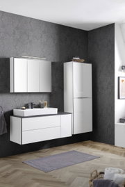 Moderne wastafelcombinatie in een stijlvolle badkamer met donker behang en een houten vloer, gezien vanuit het vooraanzicht.