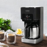 Filterkaffeemaschine in moderner Küche, seitliche Perspektive
