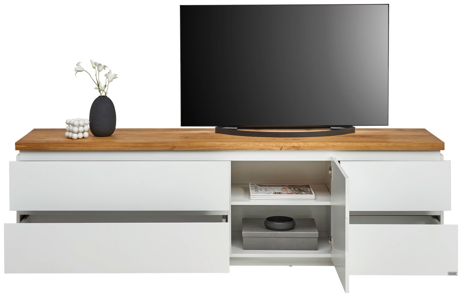 Frontale Ansicht eines weißen TV-Lowboards mit Holzplatte, dekoriert mit einer Vase und einem Fernseher darauf.