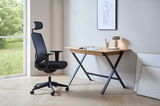 Moderner Schreibtisch mit Holzplatte und schwarzen Metallbeinen, seitliche Perspektive, neben einem ergonomischen Bürostuhl vor einem Fenster.