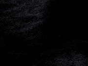 Nahaufnahme eines schwarzen Fellteppichs mit weicher Textur.