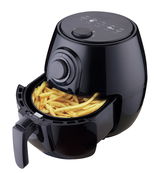 Schwarze Heißluft-Fritteuse mit 3,5 Liter Fassungsvermögen, gefüllt mit Pommes Frites, aus schräger Perspektive fotografiert.