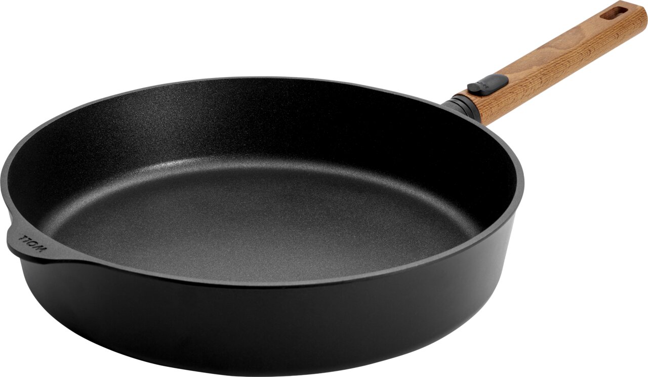 Gietijzeren pan met hoge rand, 32 cm, met houten handvat, zijaanzicht