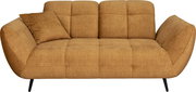 Senfgelbes, gepolstertes 2-Sitzer-Sofa mit Steppnähten, abgerundeten Armlehnen, schwarzem Metallgestell und losem Kissen, frontal aus leicht erhöhter Perspektive freigestellt auf weißem Hintergrund