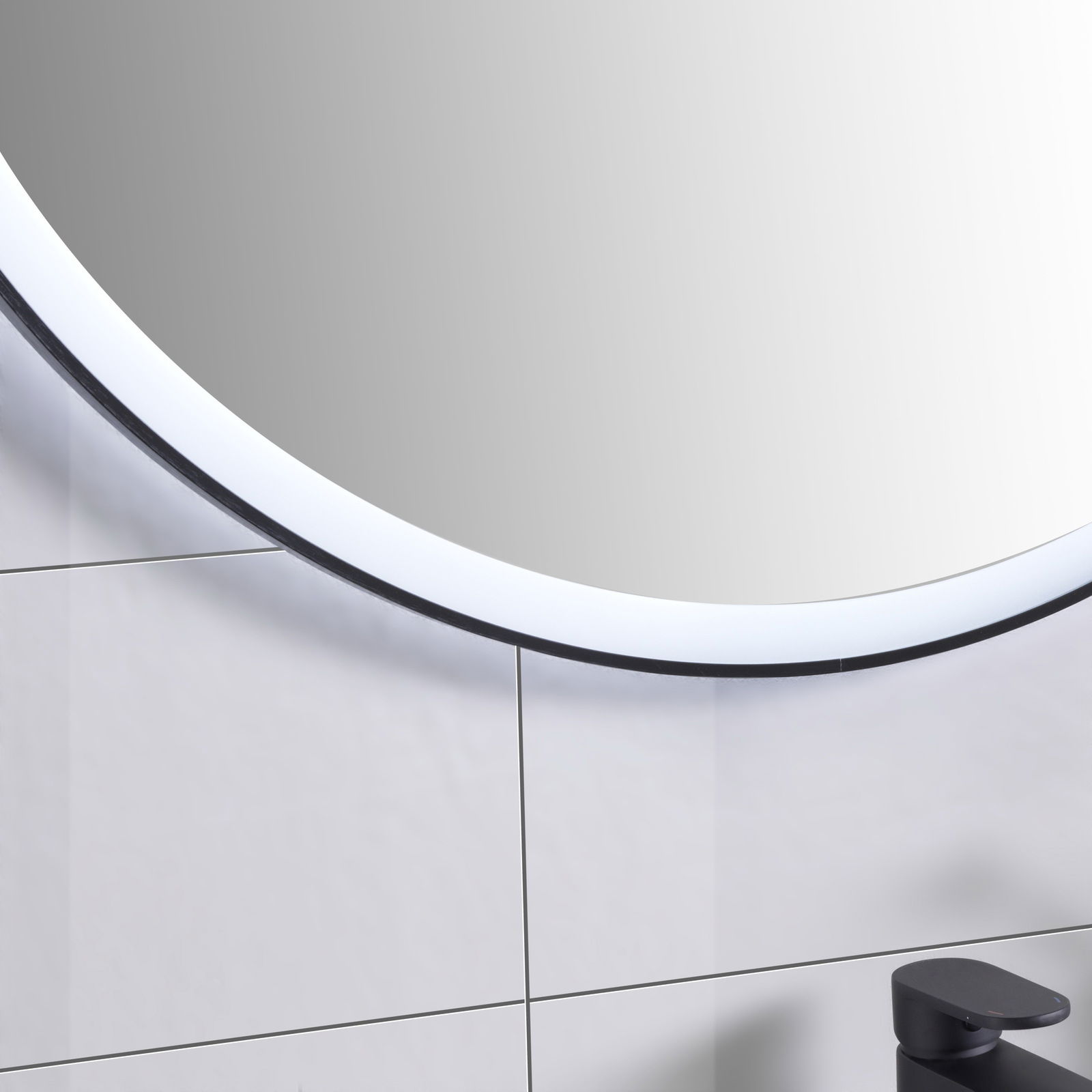 Rundes Spiegelelement mit LED-Beleuchtung, seitliche Perspektive