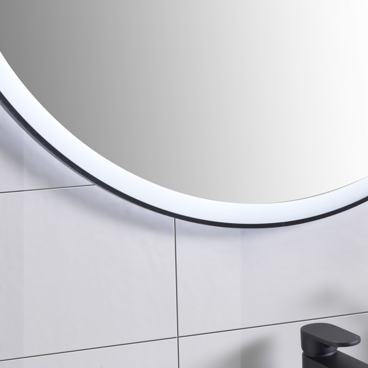 Rundes Spiegelelement mit LED-Beleuchtung, seitliche Perspektive